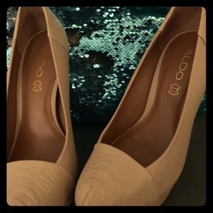 I’m selling size 8 Aldo nude pumps